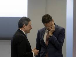 Mario Draghi, Governatore BCE, assieme al Presidente dell'Eurogruppo Jeroen Dijsselbloem, non lasciano trasparire distensione e tranquillità